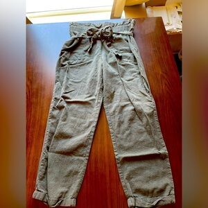 Green cargo fabric feeling pants with tie around- Kendall/Kylie Brand